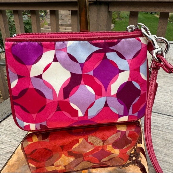 Coach Poppy Vintage Geometric Wristlet Clutch EUC - Picture 2 of 7